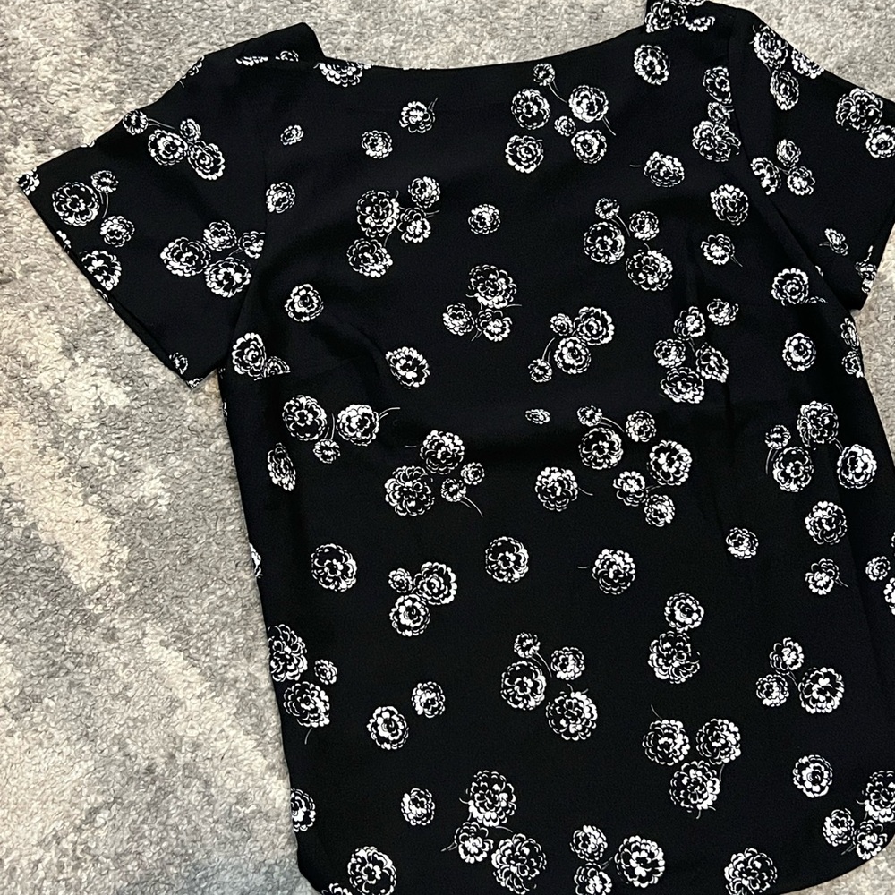 New With Tag Ann Taylor black and white daisy print blouse short sleeves